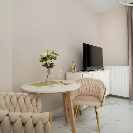 Czysta Elegant For 2 With Garden Centre By Renters
