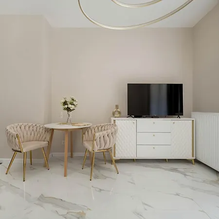 Apartment Czysta Elegant For 2 With Garden Centre By Renters